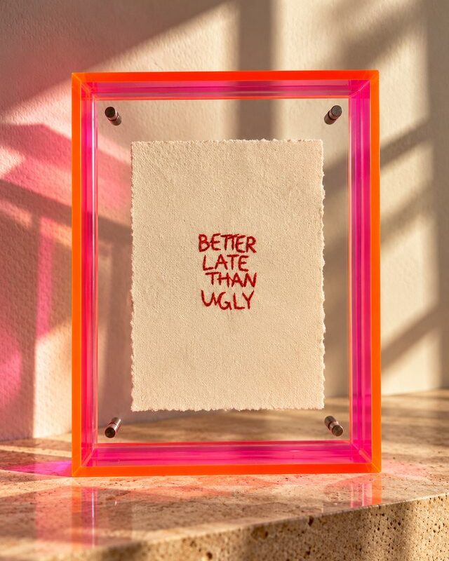 BETTER LATE THAN UGLY – Handstickerei im Neon-Plexiglasrahmen