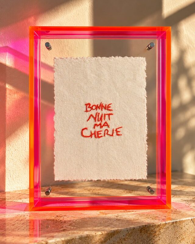 BONNE NUIT – Handstickerei im Neon-Plexiglasrahmen