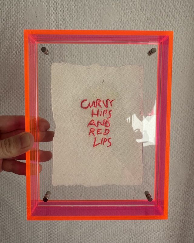 CURVY HIPS AND RED LIPS – Handstickerei im Neon-Plexiglasrahmen