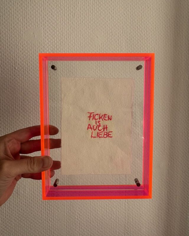 FICKEN IST AUCH LIEBE – Handstickerei im Neon-Plexiglasrahmen