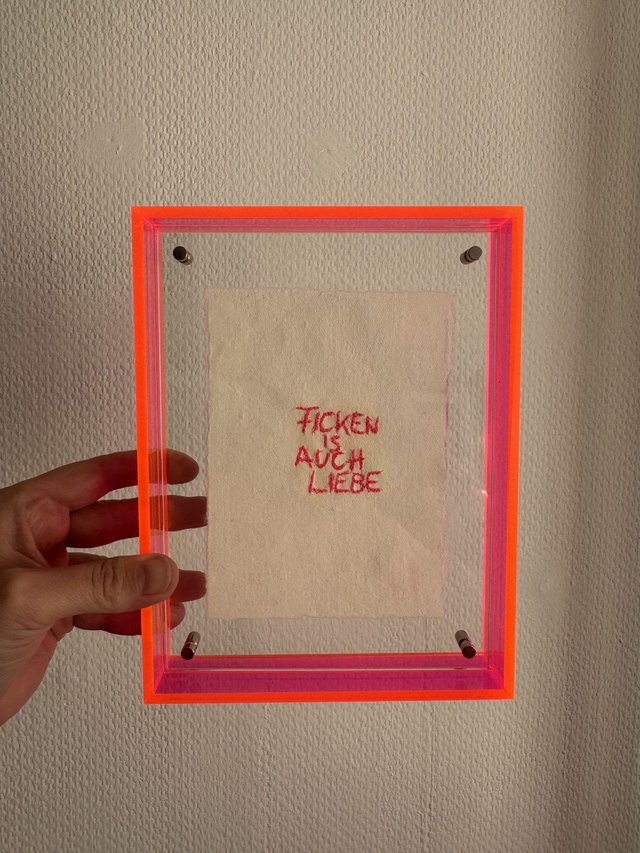 FICKEN IST AUCH LIEBE – Handstickerei im Neon-Plexiglasrahmen