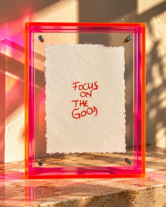FOCUS ON THE GOOD – Handstickerei im Neon-Plexiglasrahmen
