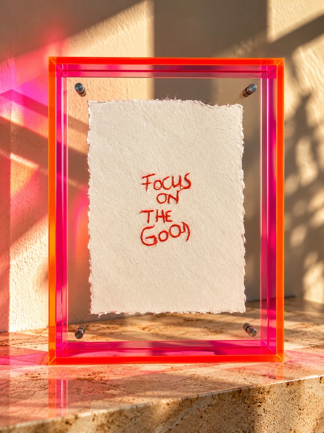 FOCUS ON THE GOOD – Handstickerei im Neon-Plexiglasrahmen