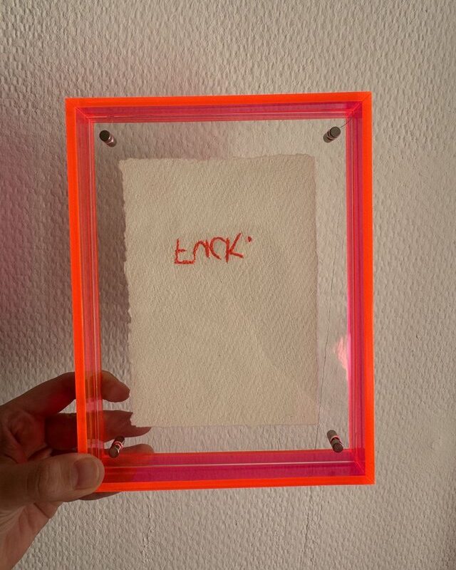 FUCK – Handstickerei im Neon-Plexiglasrahmen