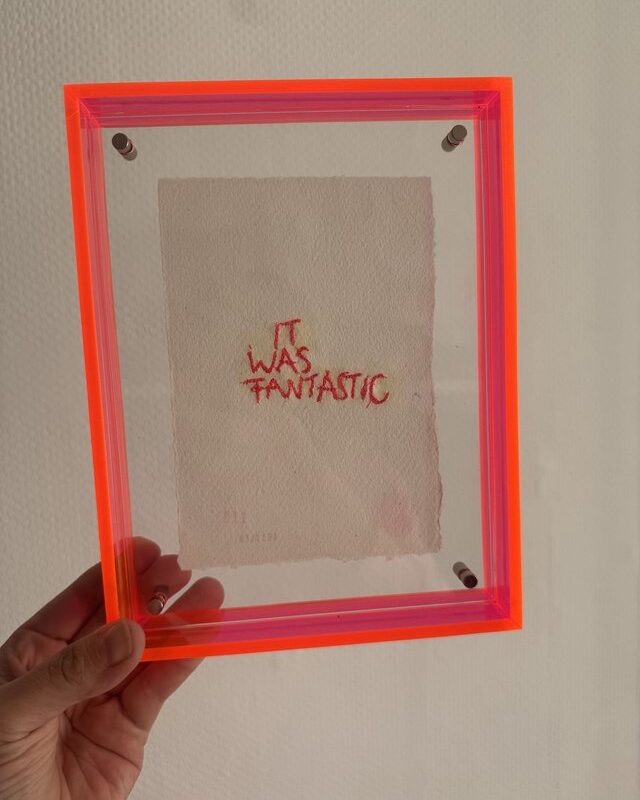 IT WAS FANTASTIC – Handstickerei im Neon-Plexiglasrahmen