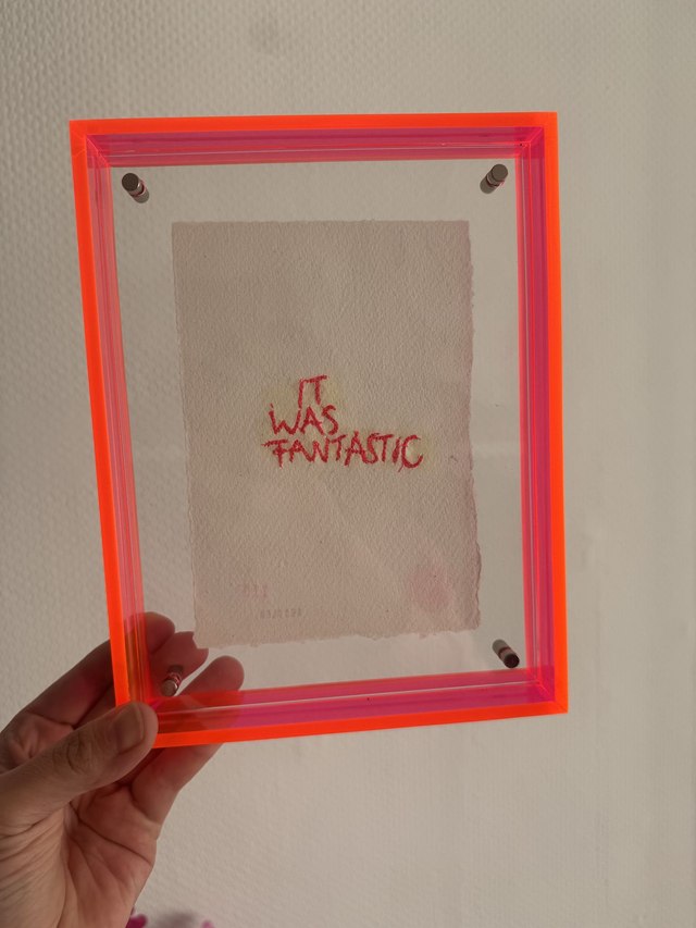 IT WAS FANTASTIC – Handstickerei im Neon-Plexiglasrahmen