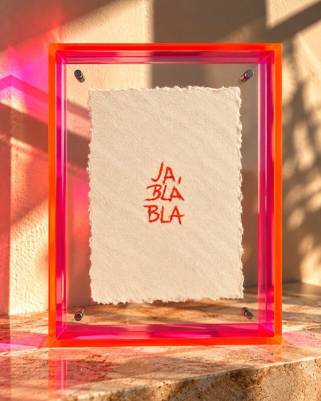 JA, BLA BLA – Handstickerei im Neon-Plexiglasrahmen