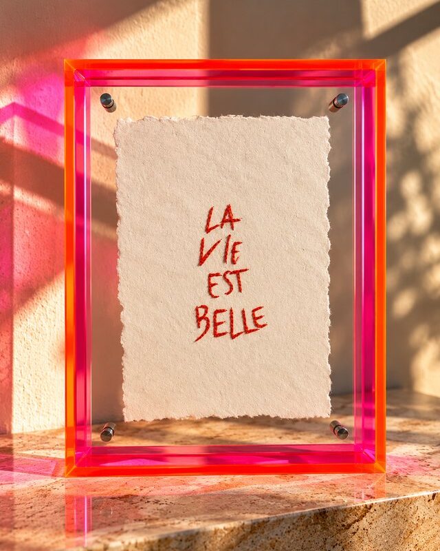 LA VIE EST BELLE – Handstickerei im Neon-Plexiglasrahmen