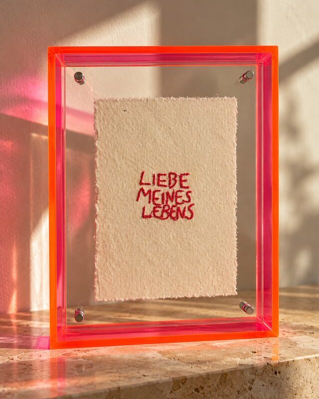LIEBE MEINES LEBENS – Handstickerei im Neon-Plexiglasrahmen