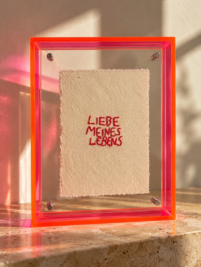 LIEBE MEINES LEBENS – Handstickerei im Neon-Plexiglasrahmen