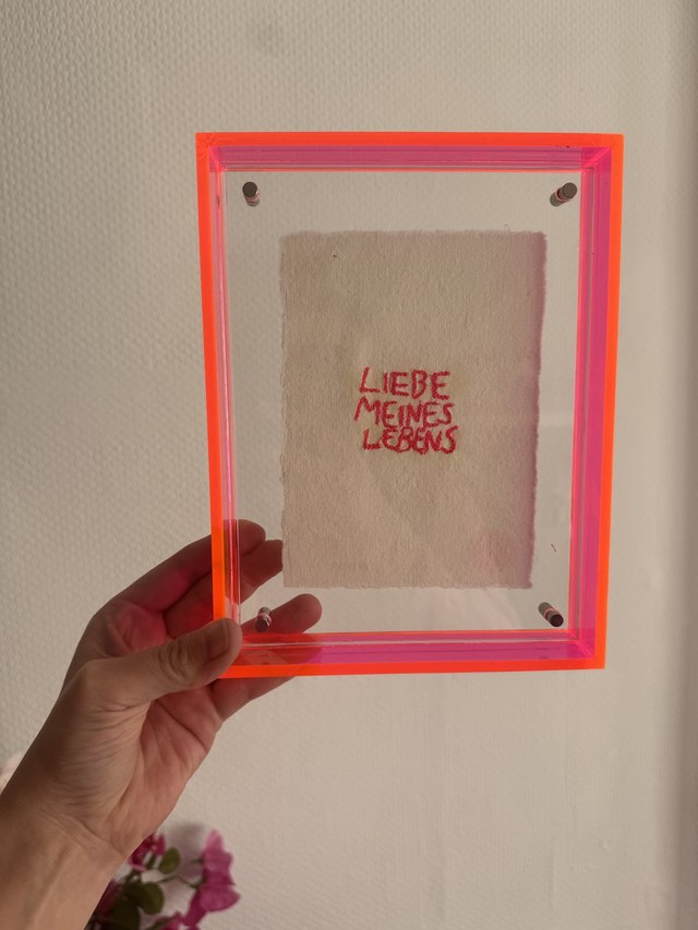 LIEBE MEINES LEBENS – Handstickerei im Neon-Plexiglasrahmen