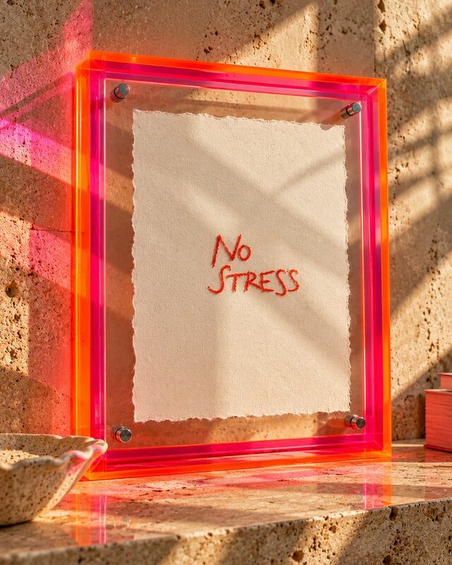 NO STRESS – Handstickerei im Neon-Plexiglasrahmen