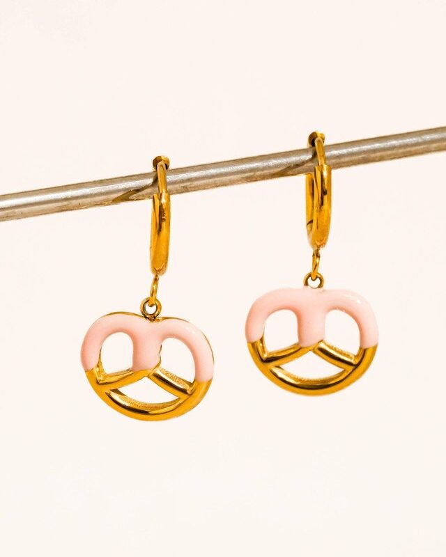 Prezzy Brezel-Creolen 18K vergoldet – Multicolor