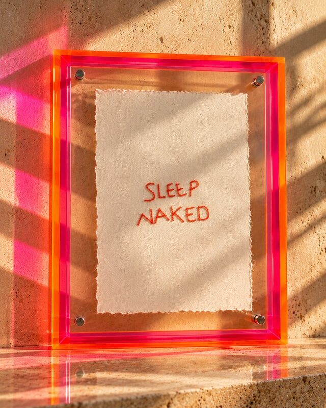 SLEEP NAKED – Handstickerei im Neon-Plexiglasrahmen