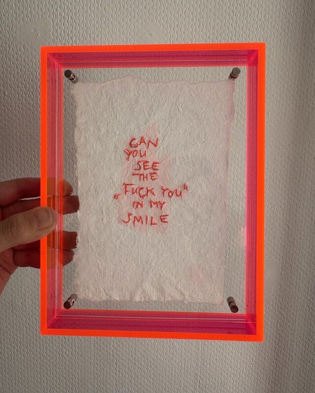 SMILE – Handstickerei im Neon-Plexiglasrahmen