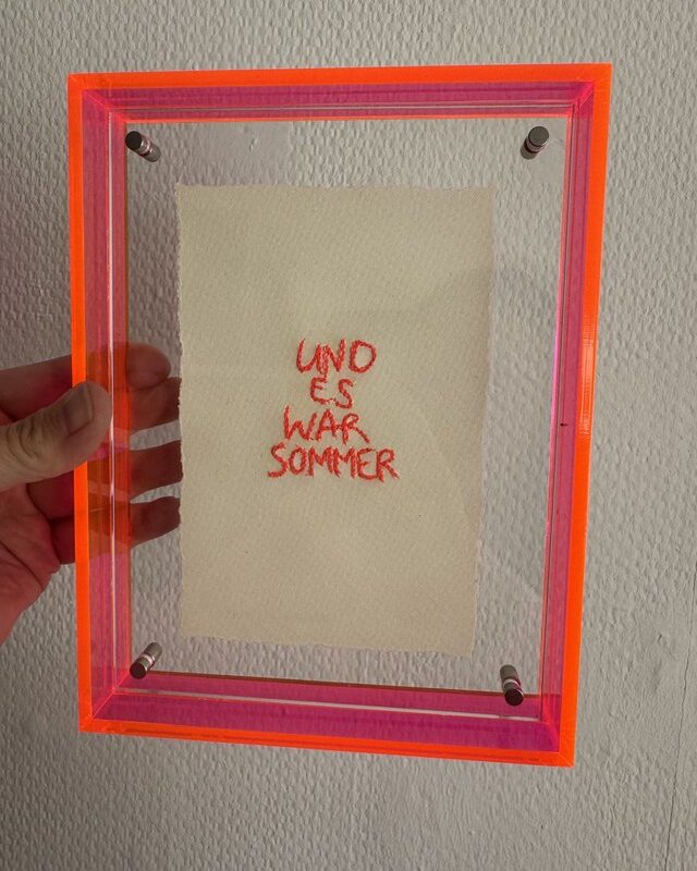 UND ES WAR SOMMER – Handstickerei im Neon-Plexiglasrahmen